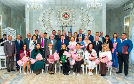 Сегодня, в 59-летие Нижнекамска, в управлении ЗАГС прошла торжественная церемония награждения тех, кто вносит большой вклад в развитие города