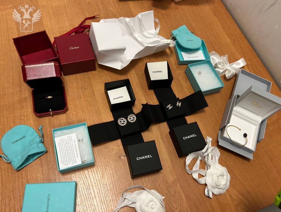 Незадекларированные ювелирные изделия на 4,5 млн рублей обнаружили татарстанские таможенники у двух пассажирок