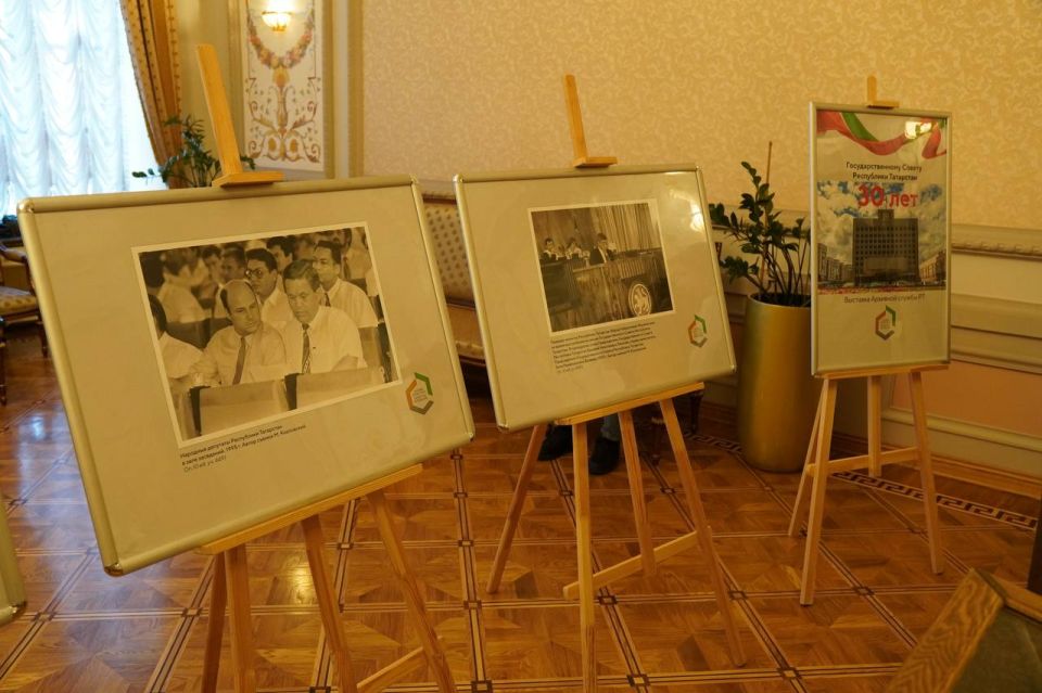 Уникальные артефакты из истории татарстанского парламентаризма представлены на выставке в рамках КМЮФ