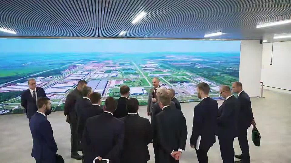 за сегодня, 6 октября. На ОЭЗ «Алабуга» состоялась встреча Рустама Минниханова с Максимом Орешкиным