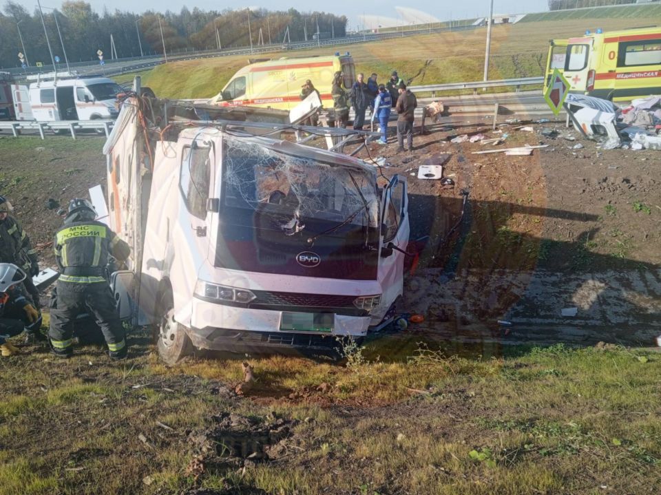 В Тукаевскиом районе на автодороге М7 «Волга» водитель автомобиля BYD, по предварительным данным, не выбрал безопасную скорость, совершил наезд на дорожное ограждение и съехал в кювет