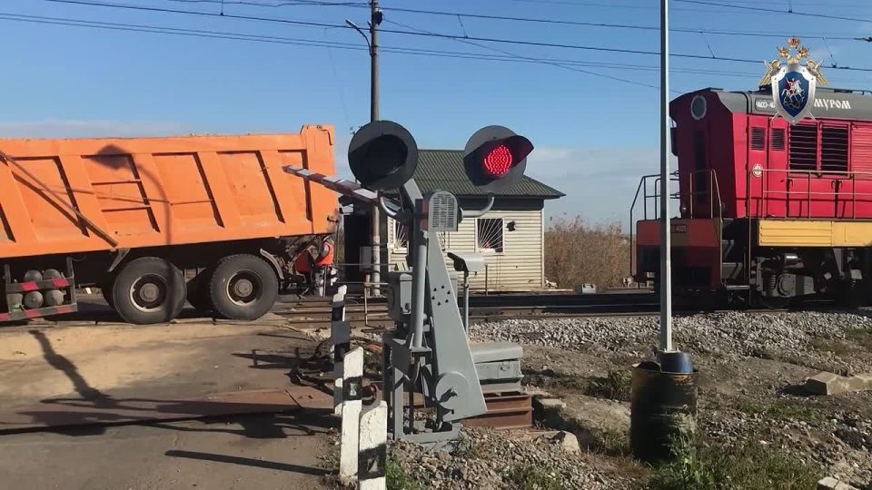 Кабина отлетела, но водитель жив: кадры столкновения пассажирского поезда с грузовиком в Татарстане