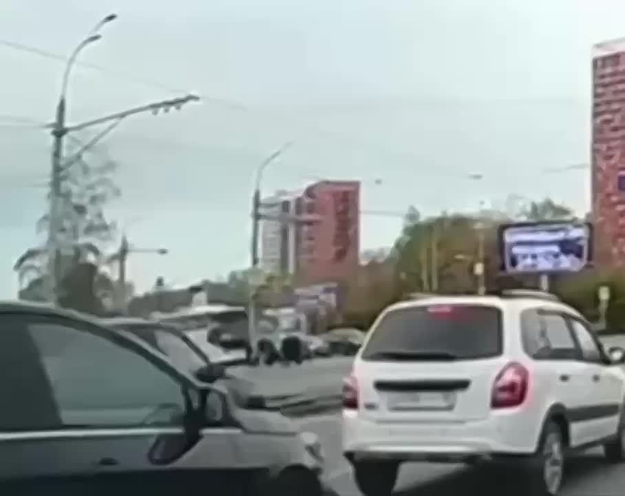 В сети публикуют момент столкновения легковушки и рейсового автобуса в Ижевске