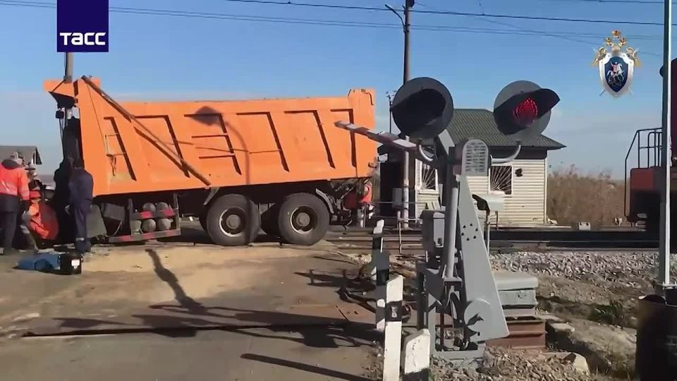 Кадры столкновения поезда с грузовиком в Татарстане