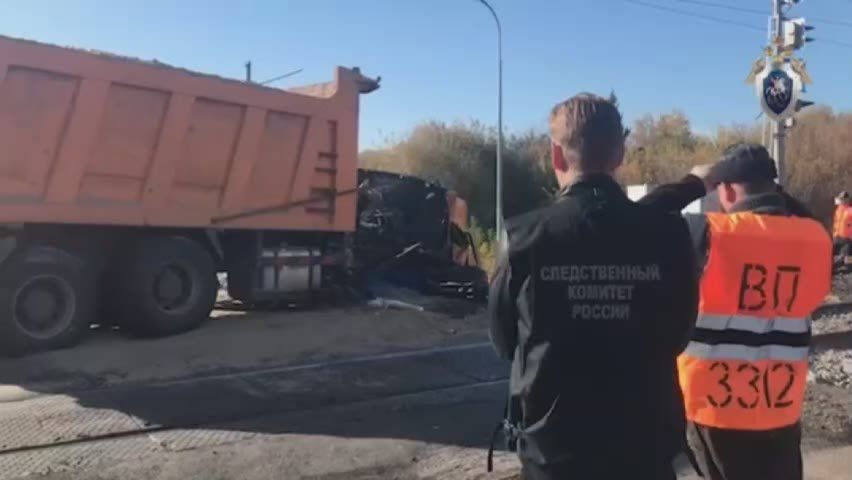 "КамАЗ" пробил шлагбаум и вылетел под поезд возле станции Свияжск