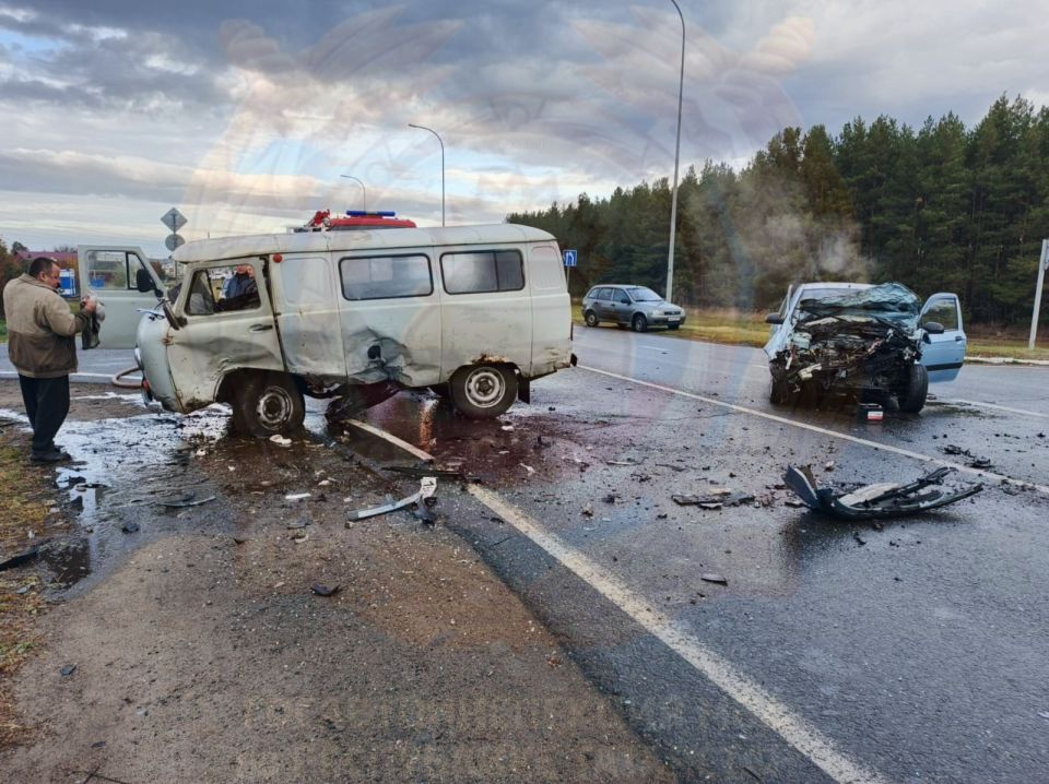 Сегодня в Спасском районе водитель автомобиля УАЗ (1965 г.р.) выезжая с АЗС, по предварительным данным, в нарушение ПДД совершал поворот налево в результате чего произошло столкновение с автомобилем Hyundai