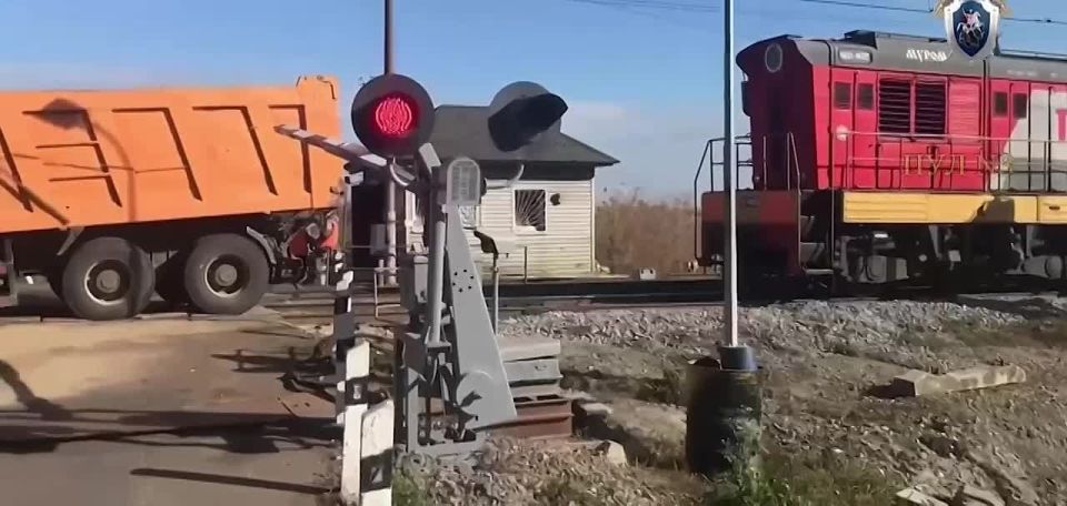 В Татарстане пассажирский поезд столкнулся с грузовиком: