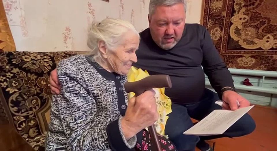 Евгений Варакин передал юбилейное послание от Владимира Путина долгожительнице Верхнеуслонского района