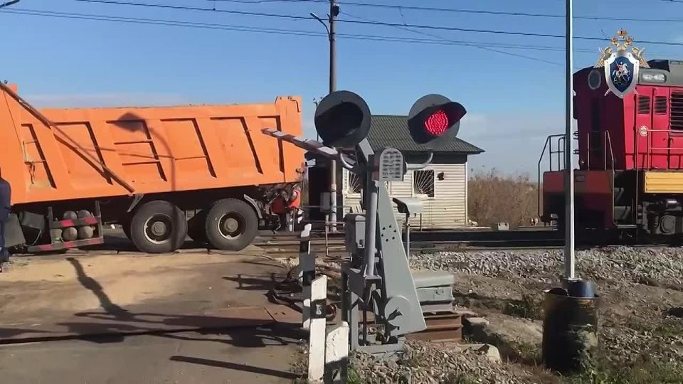 В Татарстане пассажирский поезд "Казань — Санкт-Петербург" на полном ходу снес кабину "КамАЗа", застрявшего на путях в Зеленодольском районе