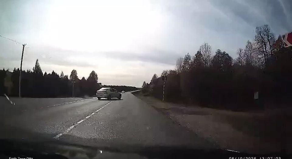 В воскресенье, 5 октября, в Нижнекамском районе на перекрестке Новошешминск – Шереметьевка столкнулись Renault Logan и «Лада» 14-й модели