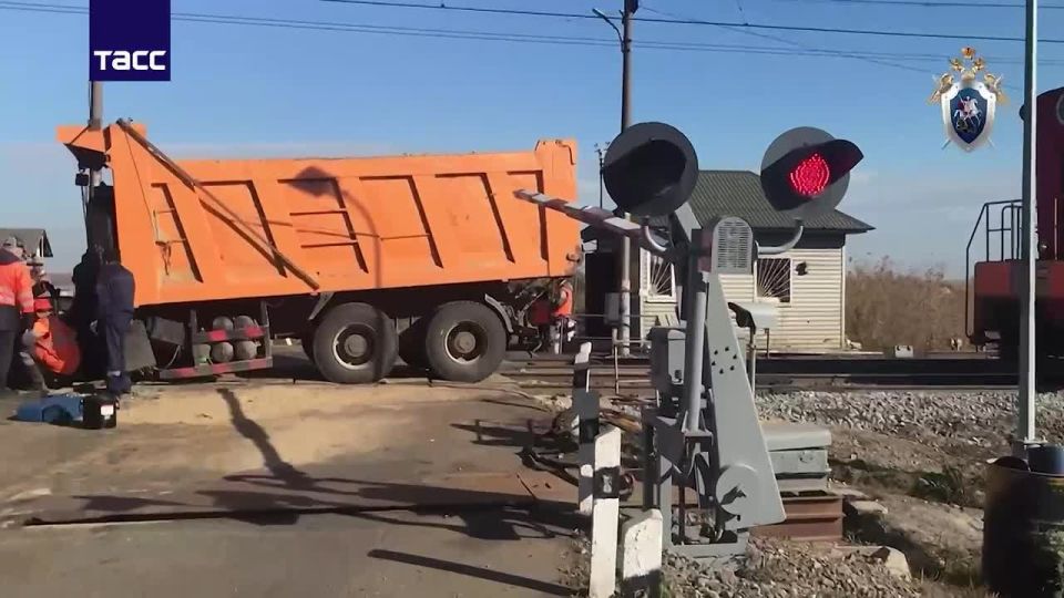 Кадры столкновения поезда с грузовиком в Татарстане