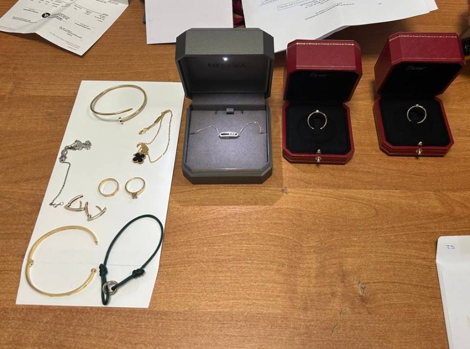      ,       Cartier    1,7  