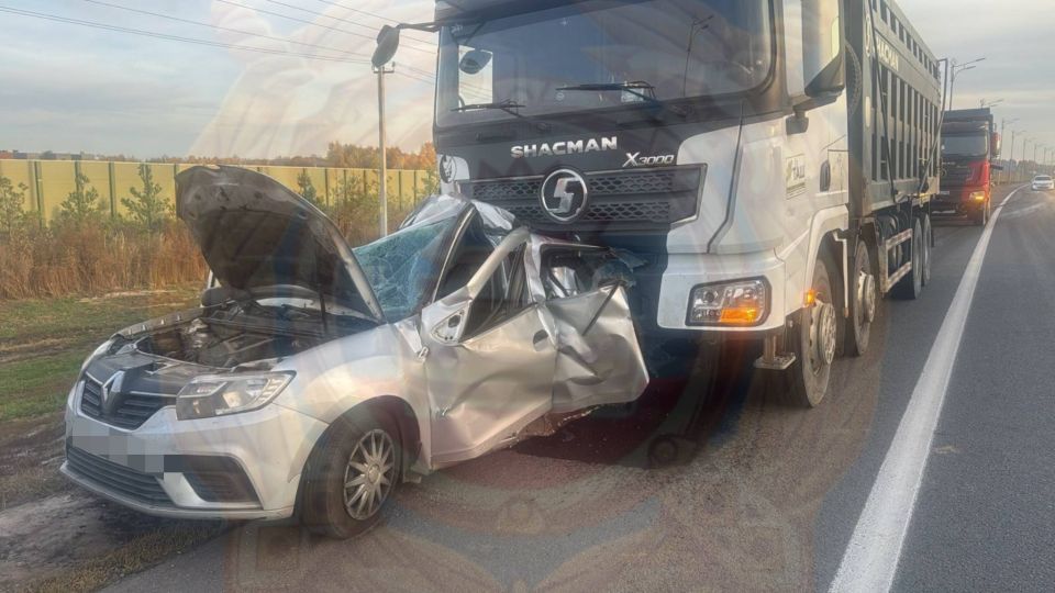 В Лаишевском районе водитель грузового автомобиля Shacman, по предварительным данным, не выбрал безопасную скорость и совершил столкновение со спередиследующим автомобилем Рено под управлением водителя 1955 г.р