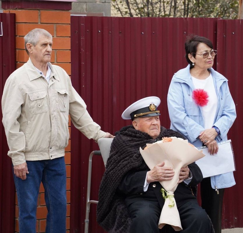 В Елабуге поздравили Кирилла Тимрякова со 100-летним юбилеем