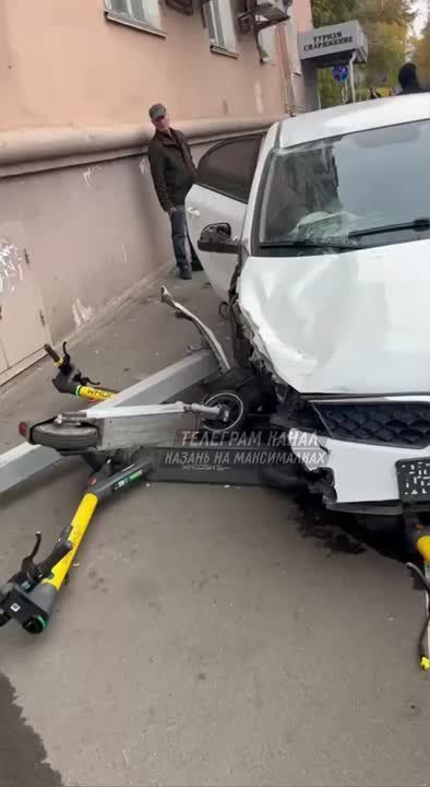 На Сибирском тракте машина протаранила вход в магазин и вылетела на тротуар