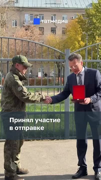 Для эвакуации раненых: бойцам СВО передали машины