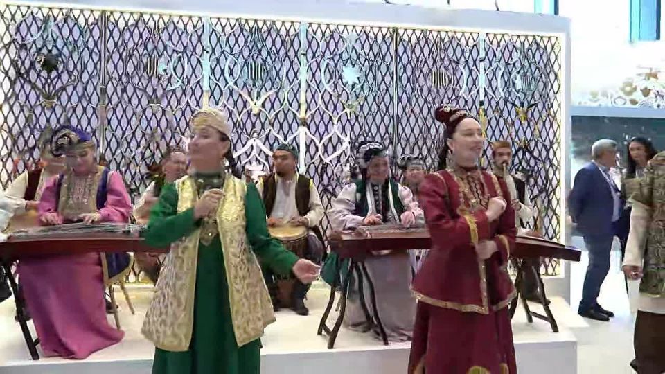 Рустам Минниханов, Алексей Миллер и Сергей Цивилёв ознакомились с экспозицией Татарстана на Петербургском газовом форуме