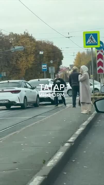 Полицейские начали проверку после видео с казанцем, разгромившим авто на дороге