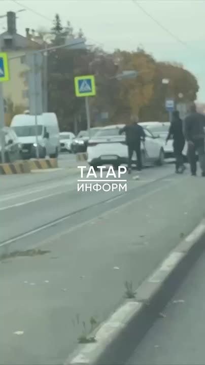 Наши подписчики стали свидетелями дорожного инцидента с дракой на улице Николая Ершова