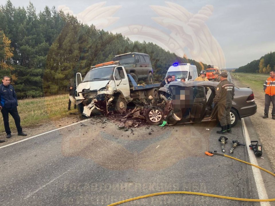 В Агрызском районе водитель автомобиля Volkswagen, по предварительным данным, выехал на полосу встречного движения и совершил столкновение с автомобилем Валдай