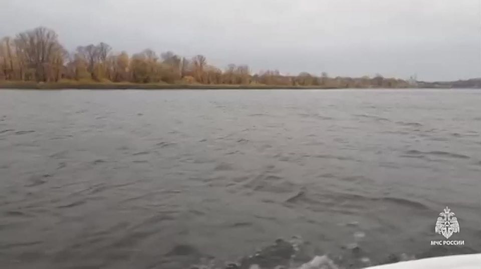 Спасатели нашли тела 52-летнего мужчины и 38-летней женщины в метре от берега в Чистополе — они были без жилетов