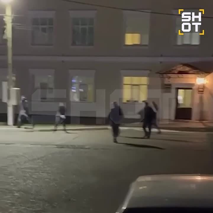 Полицейские прострелили ногу обезумевшей женщине с ножом в Татарстане