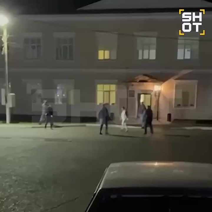 Полицейские прострелили ногу обезумевшей женщине с ножом в Татарстане