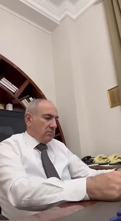 В сети завирусилось видео грустящего под Земфиру* Пашиняна