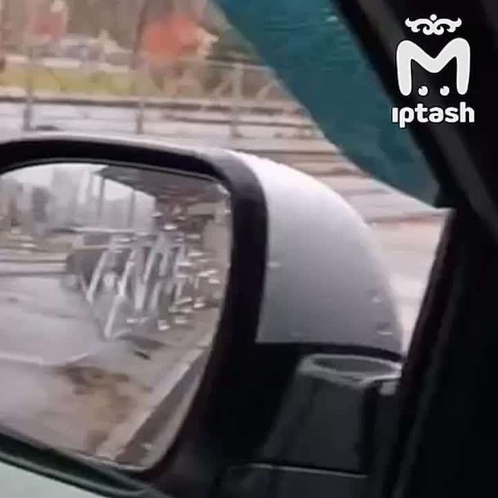 Машина пробила забор и перевернулась на трамвайные пути возле ДК "Химиков"