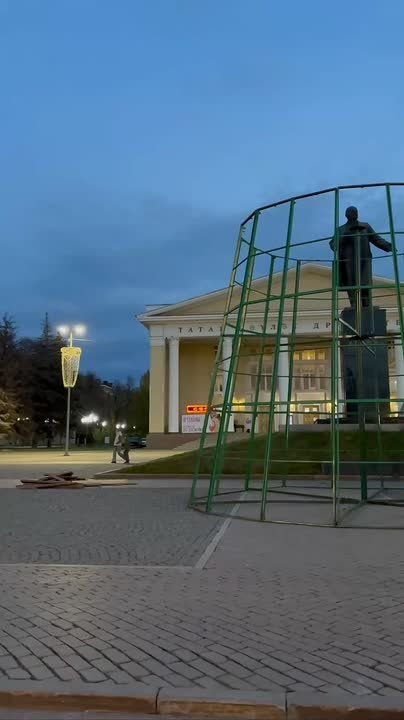 В Альметьевске начался монтаж главной городской елки