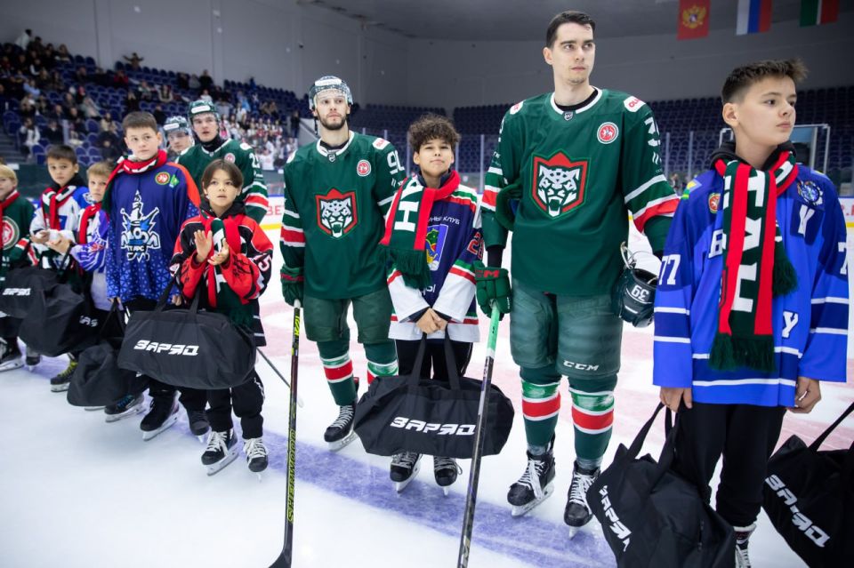 Юные хоккеисты из спортивных школ Татарстана получили новую экипировку благодаря инициативе Раиса республики
