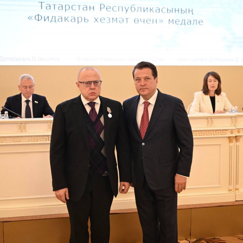 Их труд вдохновляет!. Мэр Казани Ильсур Метшин наградил жителей на сессии Казанской городской Думы Медалью «За доблестный труд» награжден адвокат «Адвокатской палаты РТ» Марат Фетюхин