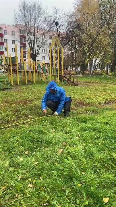 Во дворе дома №50 по улице 50 лет Октября установлен новый игровой комплекс и современный спортивный уголок с волейбольной площадкой!