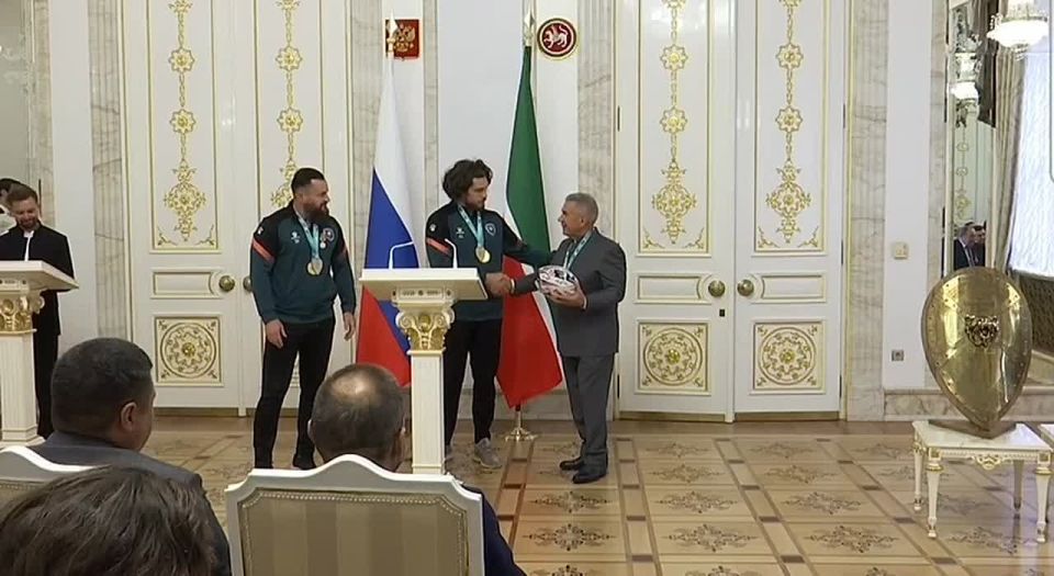 Рустам Минниханов поздравил регбийный клуб «Стрела – Ак Барс»
