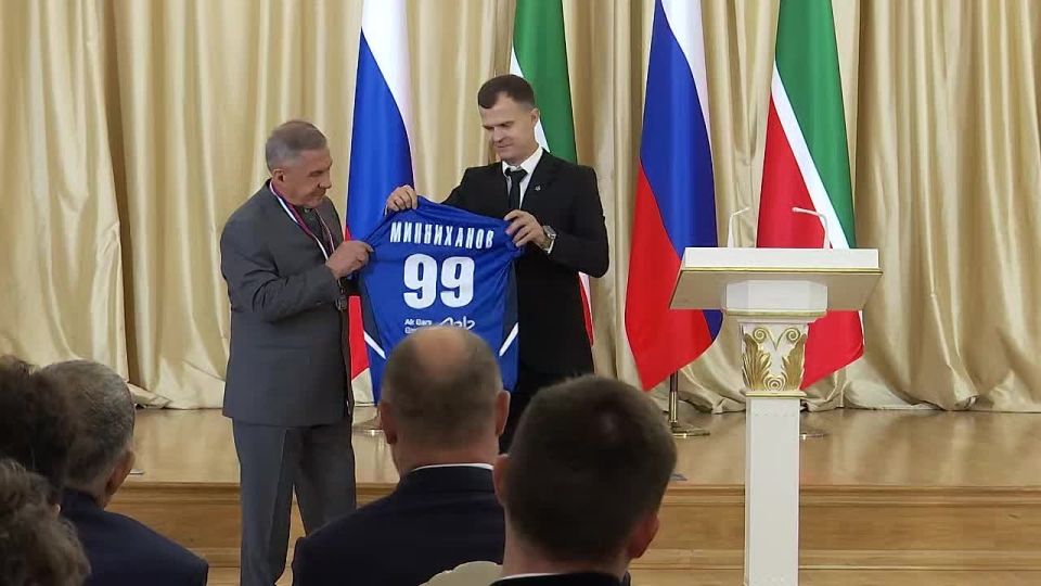 Сегодня в Казанском Кремле состоялась церемония чествования коллективов мужского клуба хоккея на траве «Динамо – Ак Барс» и женского клуба хоккея на траве «Ак Барс – Динамо»