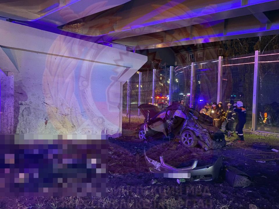 Сегодня ночью в Кировском районе Казани 21-летняя девушка-водитель автомобиля Honda, по предварительным данным, не выбрала безопасную скорость и совершила наезд на опору освещения с последующим наездом на бетонную опору моста