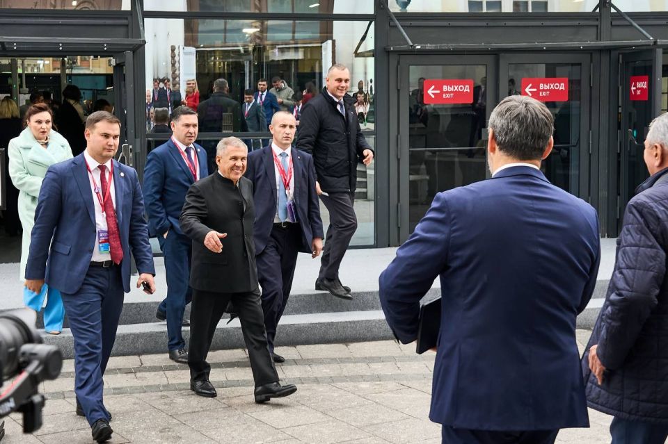 Рустам Минниханов принял участие в мероприятиях VIII Международного форума «Российская энергетическая неделя»