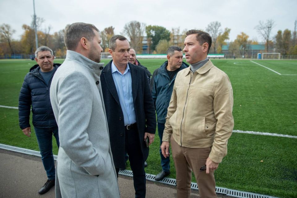 Владимир Леонов посетил спортивные объекты подведомственных учреждений