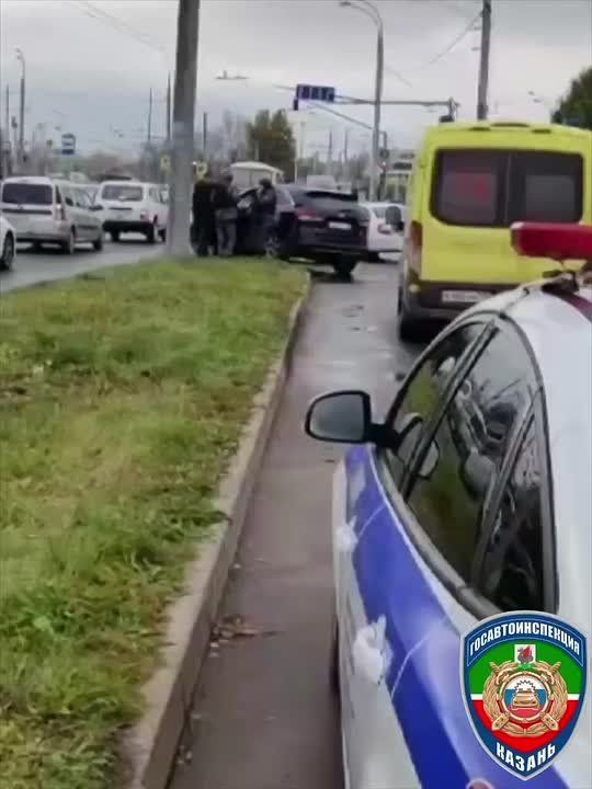В Казани на Тэцевской мужчина выстрелил в пассажира авто