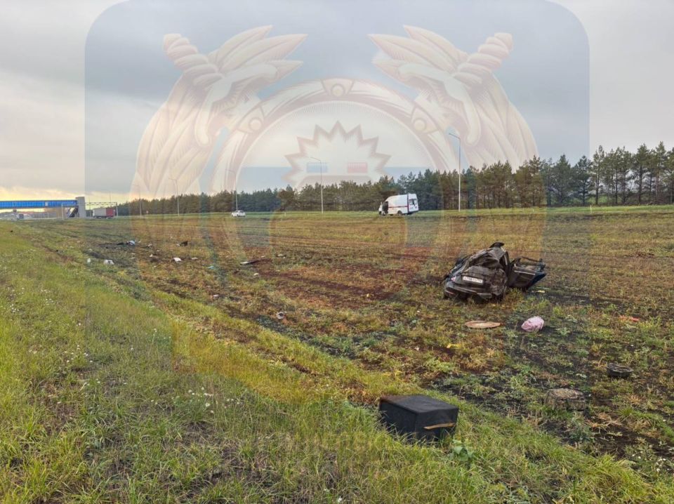 Сегодня в Мензелинском районе 23-летний водитель автомобиля Skoda, по предварительным данным, не выбрал безопасную скорость и совершил опрокидывание