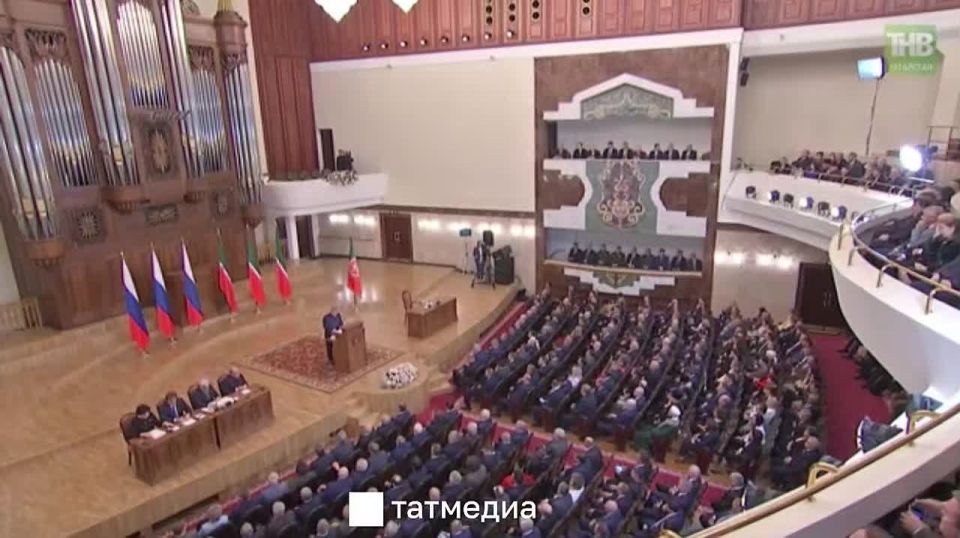 Рустам Минниханов в начале выступления поблагодарил Президент России Владимира Путина за поддержку республики