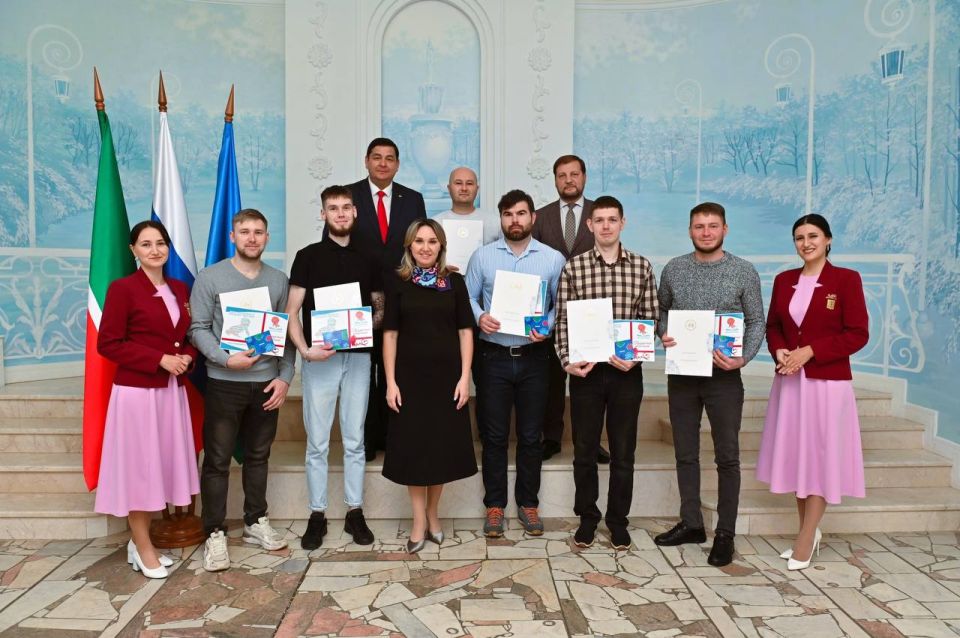 Гордость в глазах, улыбки и первый документ малыша в руках!