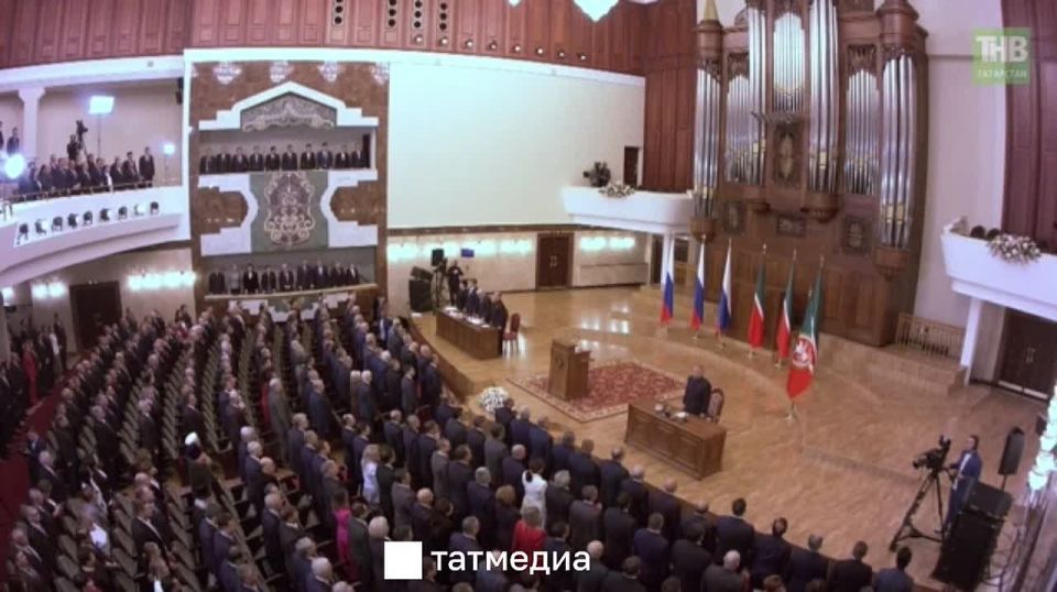 Перед выступлением Рустама Минниханова звучит гимн Республики Татарстан