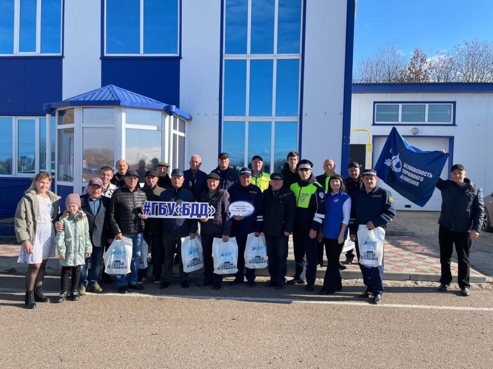 В преддверии Дня отцов ветераны отдела МВД России по Чистопольскому району, члены общественного совета совместно с сотрудниками ГБУ БДД провели мероприятие, объединившее несколько поколений