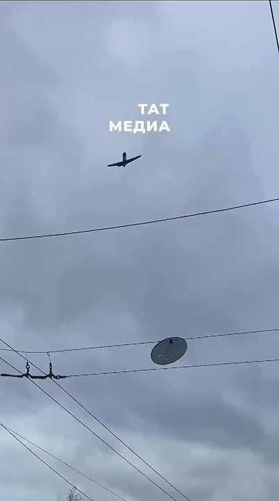 Над Казанью на малой высоте пролетел ЯК-40