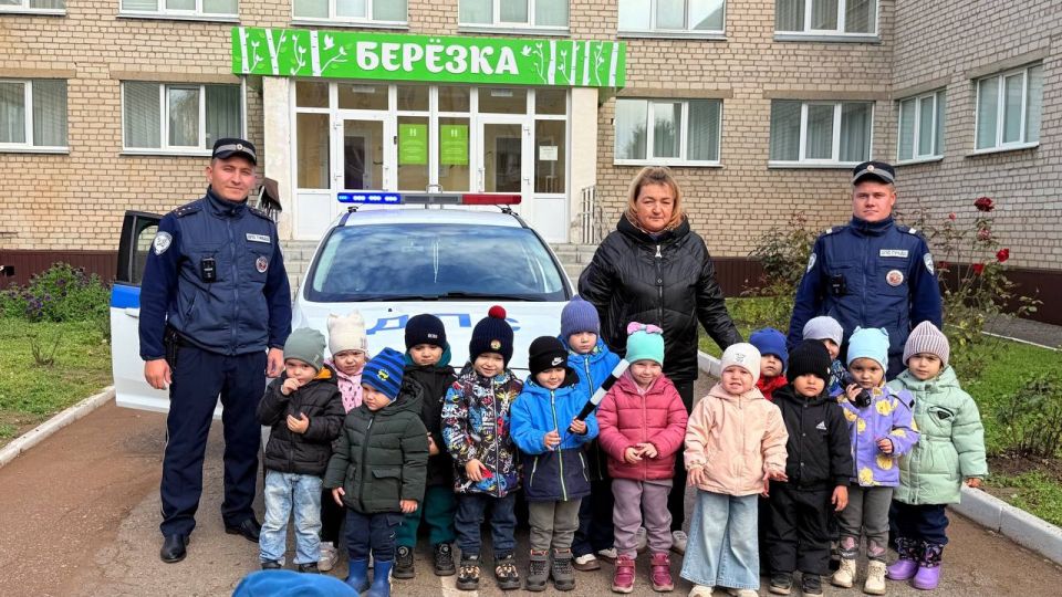 Госавтоинспекция МВД по РТ поздравляет всех отцов с прошедшим праздником!