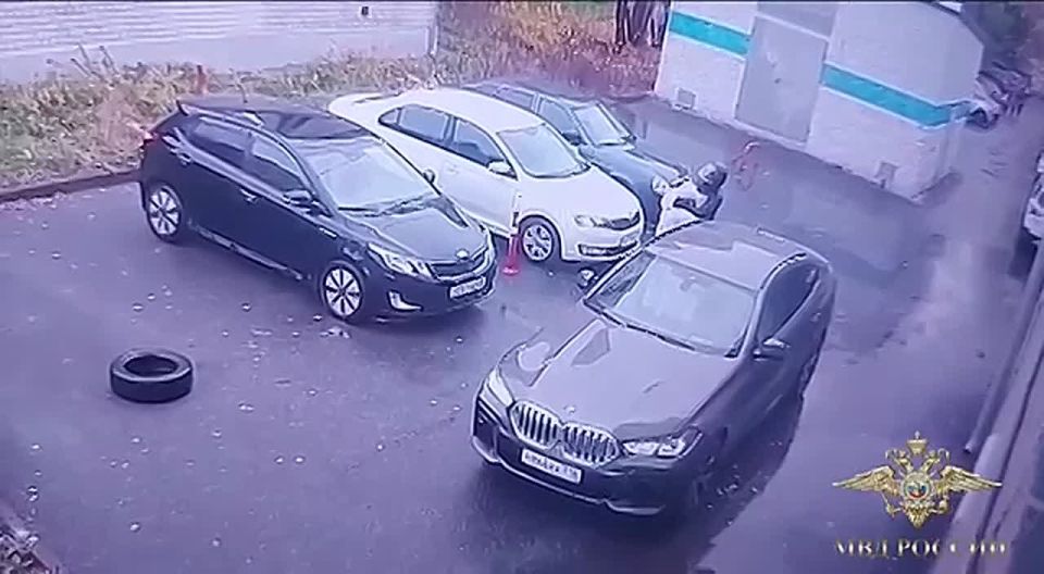 По делу о ножевом нападении на женщину в Казани задержан её муж и его отец, местный предприниматель, сообщает @rt_russian со ссылкой на источники