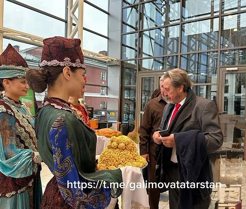 «Как тебе такое …». Даже отец Илон Маска попробовал чак-чак