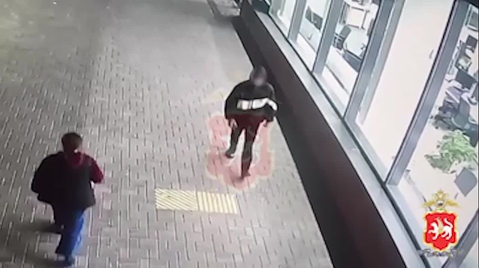 Этот парень из Казани пришёл покупать б/у телефон — и просто украл его