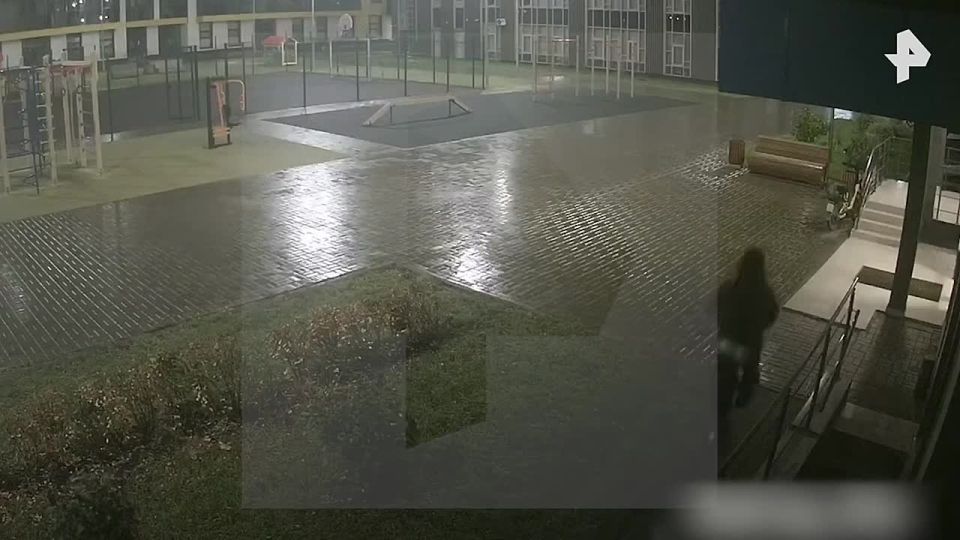 Над девушкой, которую избил мужчина в подъезде Казани, могли устроить самосуд за воровство